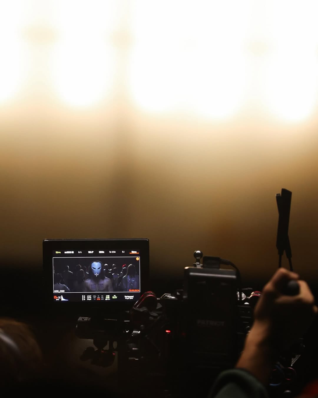 Як-зняти-дим-в-закритій-кімнаті-зйомка-кліпа-в-білій-кімнаті