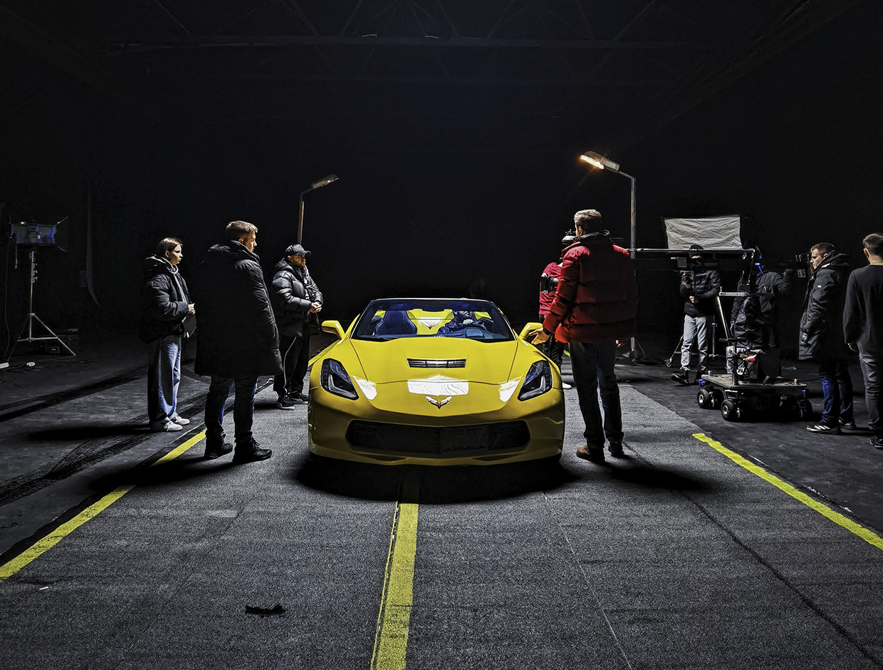 Зйомка автомобіля в студії Chevrolet Corvette | освітлювальні прилади ARRI SkyPanel S360 для зйомки з автомобілем в студії | pozhidaev production та Анна Трінчер
