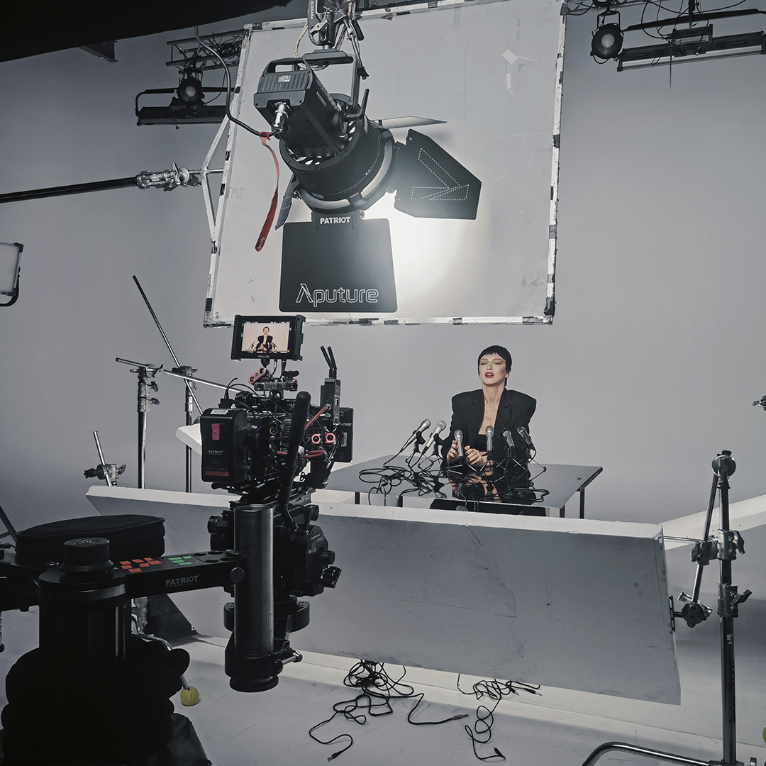 Оля Полякова в образі ведучої новин: трансформація білої циклорами SP2