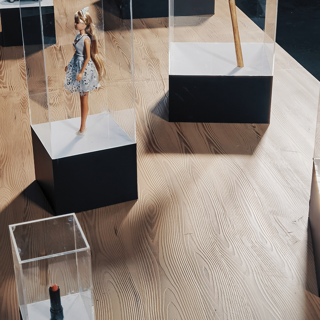 Реквізит з грошима — студійна постановка, прозорі дисплеї, character‑makeup, павільйон для відеоінсталяцій