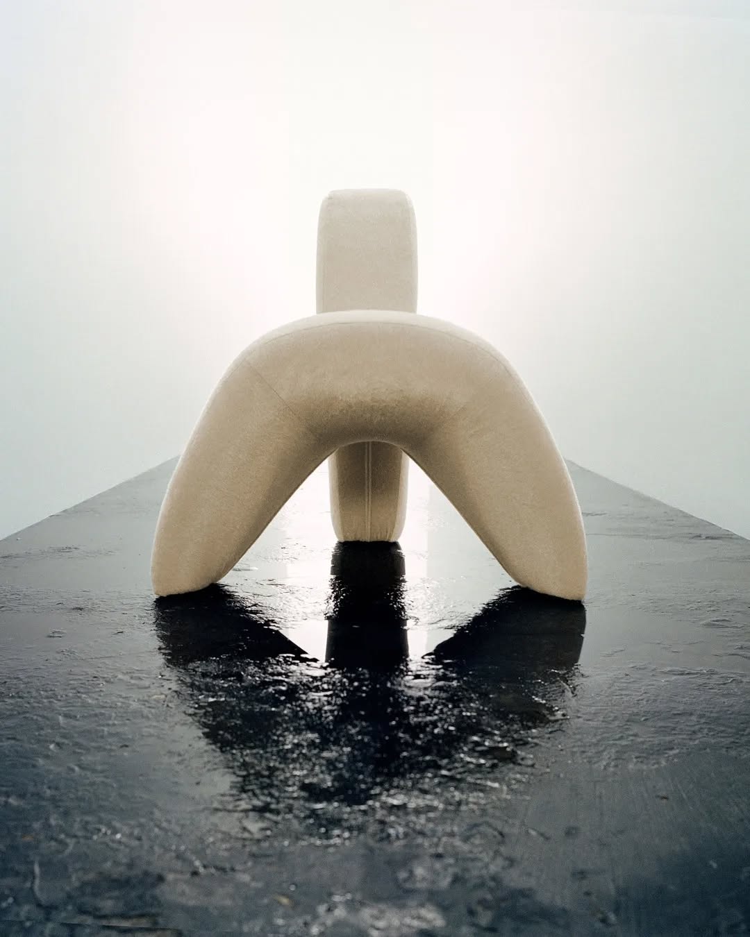 Студія-для-зйомок-з-мокрою-підлогою-та-білими-стінами-чорно-біла-студія-в-Києві-для-зйомок-з-водою