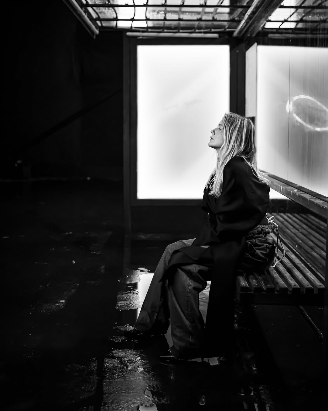 Студія зі штучним дощем | зйомка зі штучним дощем Київ | оренда чорного павільйону для зйомок | штучний дощ у студії, зйомка авто у павільйоні, KOLA Міліметр кліп, SP Studio Darkness Stage, зйомка кліпу з водою