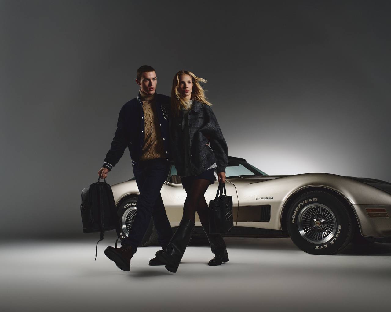 Walker-Campaign-Chevrolet-Corvette-C3-1975-White-Cyclorama-SP-Studio-Зйомка-авто-на-білій-циклорамі-оренда-студії-для-зйомок-авто-Київ-оренда-циклорами