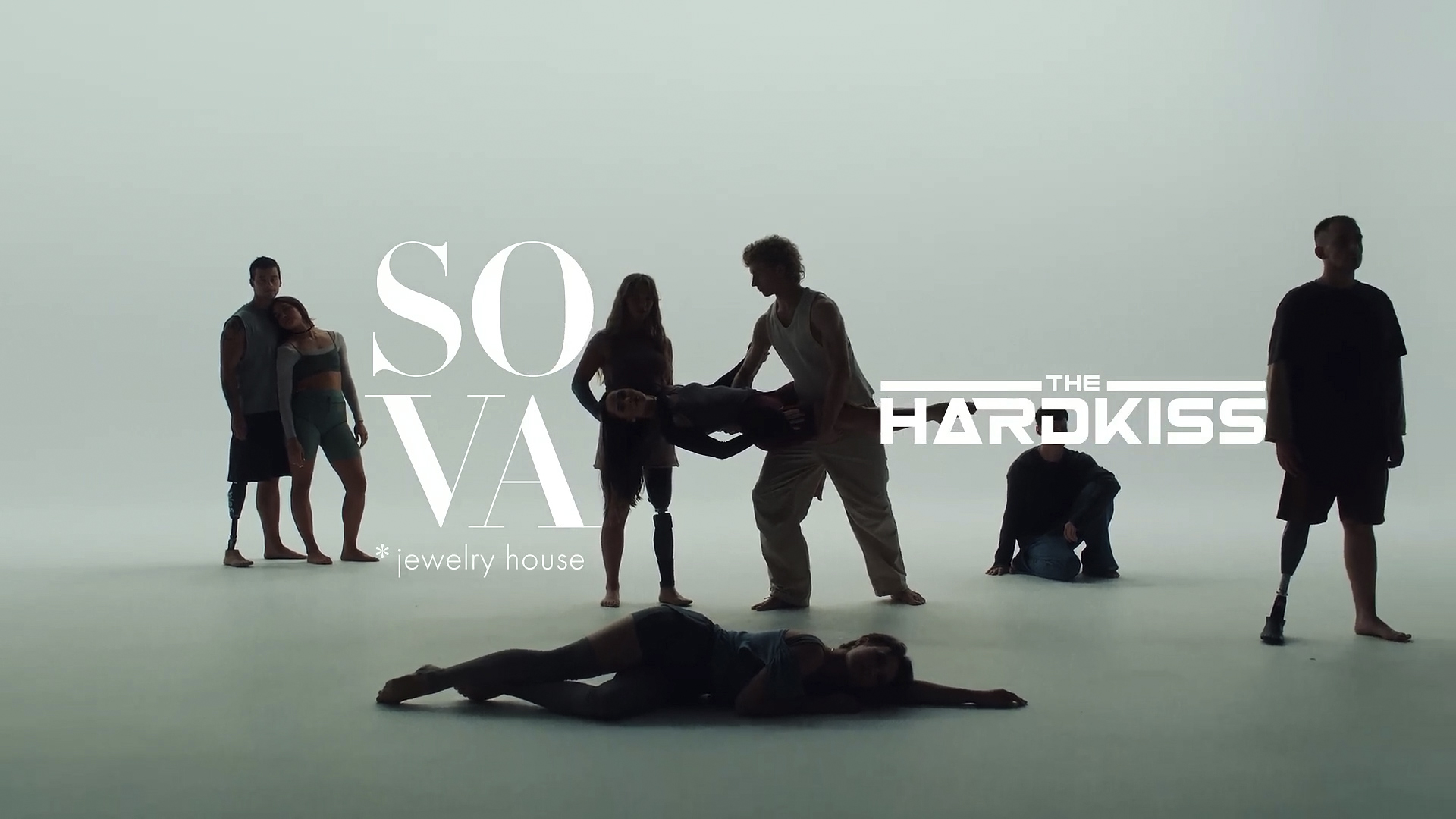 Зйомка на білій циклорамі SOVA x The HARDKISS | Велика біла циклорам Київ оренда | Студія з циклорамою | зйомки реклами | оренда білої циклорами Київ | фотостудія