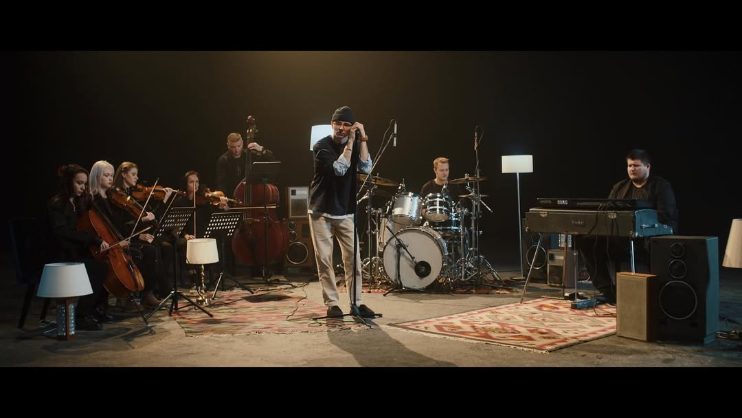 Parfeniuk-Music-Video-Black-Studio-Garage Rental-студія-для-зйомок-в-Києві-чорна-циклорама-локація-для-зйомок-кліпів-та-реклами