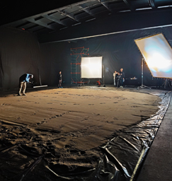 студия с песком киев | пляжем в студии Киеве | аренда студии с песком | съемочный павильон с песком