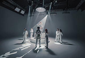 Локація-для-зйомок-кліпа-Київ-Де-знімають-кліпи-в-Києві-студія-з-великою-білою-циклорамою-ТОП-студій-для-зйомки-кліпа