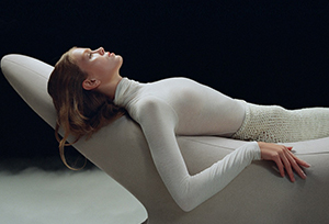 Важкий-дим-для-зйомок-предметна-зйомка-меблів-Студія-для-зйомок-з-мокрою-підлогою