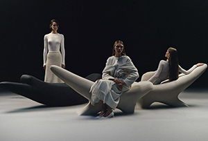 Зйомка-меблів-ZEMNA-предметна-зйомка-в-чорній-студії-важкий-дим-оренда-чорної-циклорами-Київ