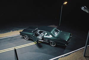 Зйомка-авто-в-студії-для-бренду-WILD-HEARTS-Локація-для-зйомок-авто-з-ретро-автомобілем-на-білій-циклорамі-та-чорному-фоні