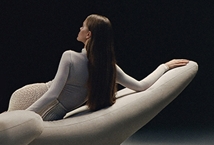 ZEMNA-предметна-зйомка-Київ-Фото-зйомка-з-меблями-на-чорній-циклорамі-Київ-зйомка-з-водою-оренда-студії