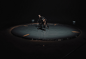 студія-для-зйомок-з-водою-Київ-павільйон-зі-штучним-дощем-для-кліпів-оренда-павільйону-зйомка-з-водою-студія-для-зйомок-з-дощем