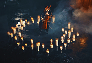 Оренда-павільйону-для-зйомок-студія-з-чорною-циклорамою-мокра-підлога-зйомка-з-водою-в-студії-чорна-студія-з-водою