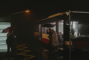 Зйомка-з-дощем-в-чорній-студії-Київ-Студія-для-зйомок-з-автомобілем-Автобус-для-зйомок-в-кліпі