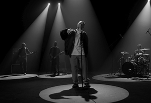 Зйомка-в-чорній-студії-life-трансляція-студія-для-зйомок-чорна-циклорама