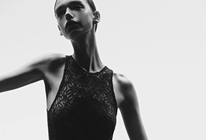 Денис-Маноха-фотограф-зйомка-мотоциклів-fashion-фотограф-Київ-мокра-підлога-в-студії-Queenfluence-лукбук-професійна-фотозйомка-авто-студія