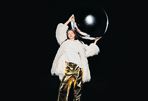 оренда чорної циклорами Київ | Зйомка з сріблястими шарами | Біла циклорама Київ оренда