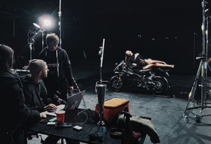 Фото зйомка в студії з мотоциклом фотограф  Денис Маноха | Чорна студія для фото та відео зйомок в Києві