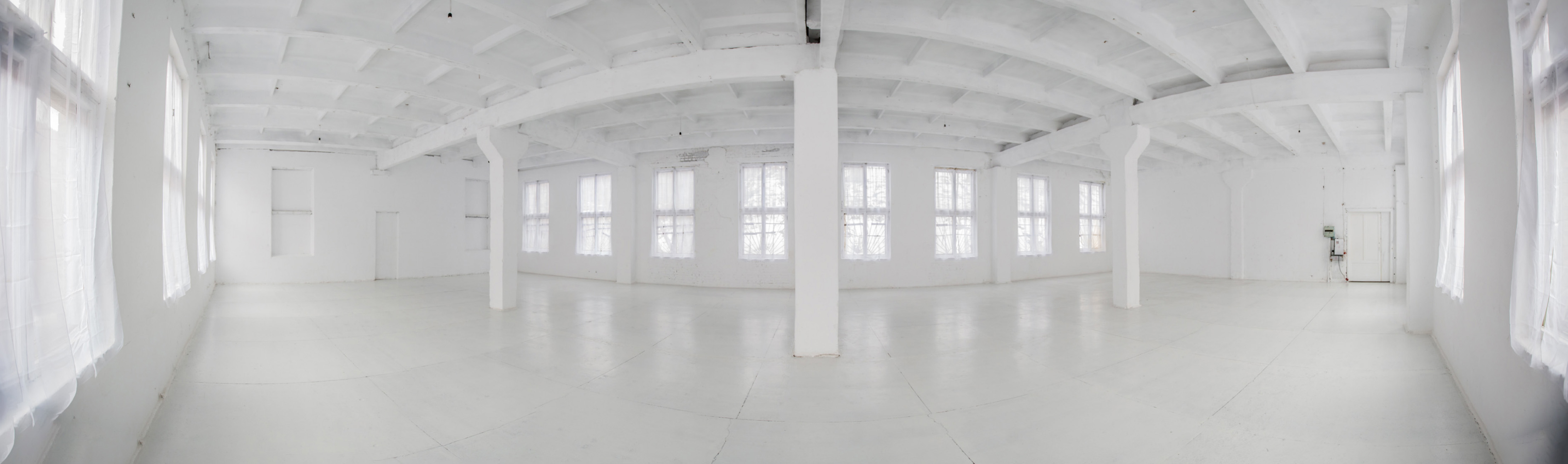 Білий знімальний павільйон з колонами та панорамними вікнами в SP Studio Industrial Space на Подолі