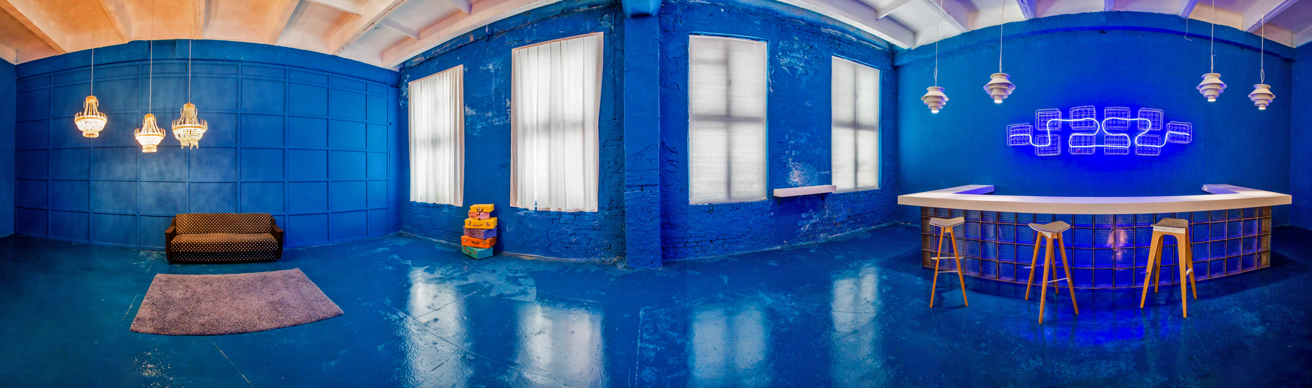 Атмосферна локація для відеозйомок у синьому кольорі RAL 5017 з великою барною стійкою