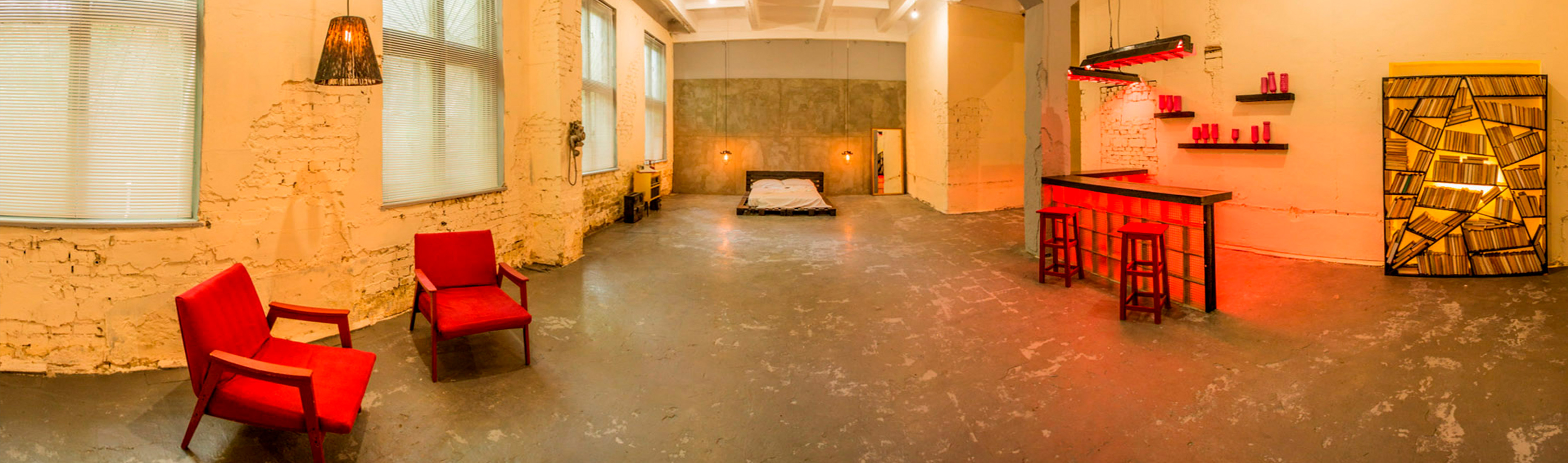 Інтер'єрна локація Лофт з цегляними стінами, жалюзі та боксерською грушею для зйомок кліпів та реклами