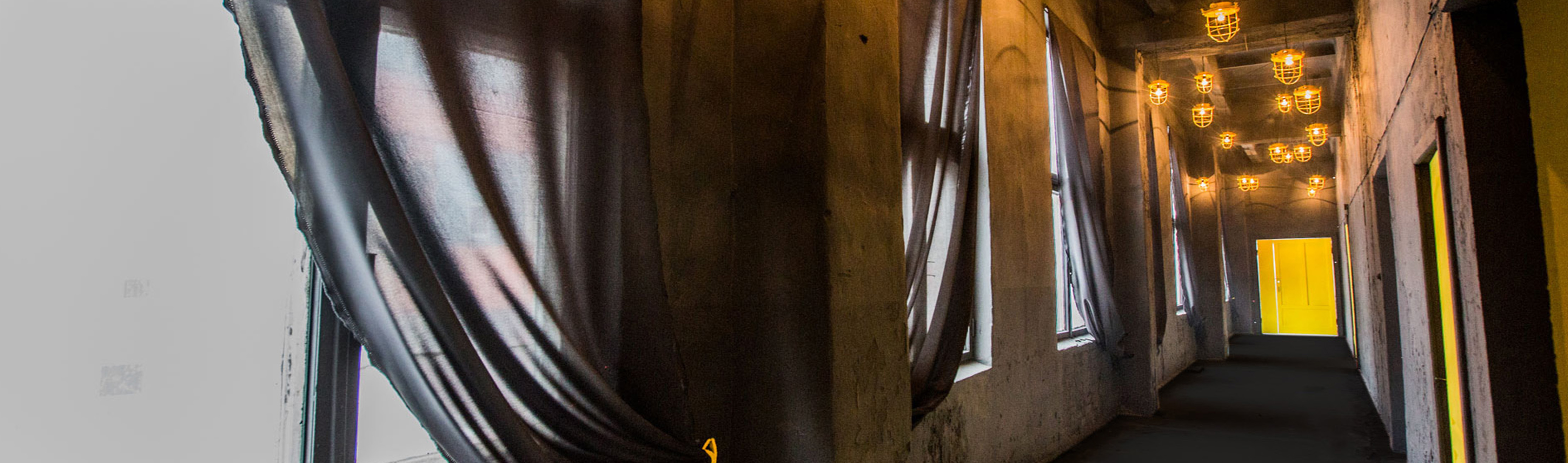 Дизайнерський знімальний простір-коридор, що поєднує павільйони SP Studio на Соляній