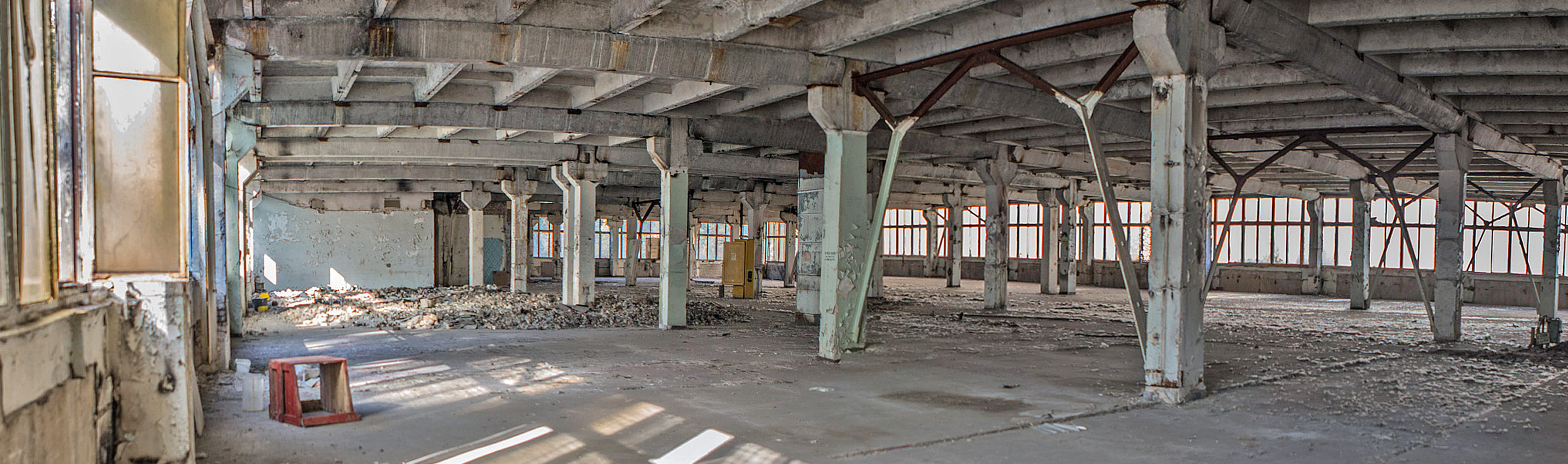 Гігантський виробничий простір з колонами для масштабних кінозйомок у хабі SP Studi