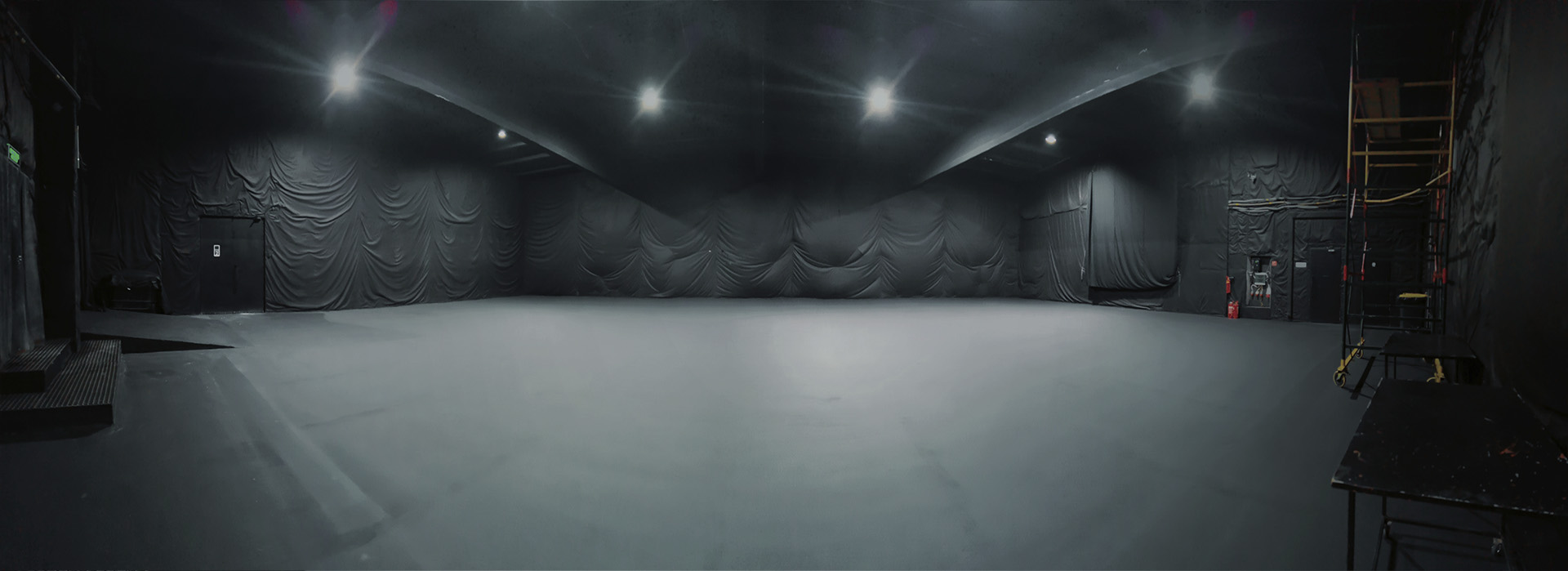STAGE 1 Black | Чорний павільйон на всі 360, знімальний павільйон з чорною підлогою.