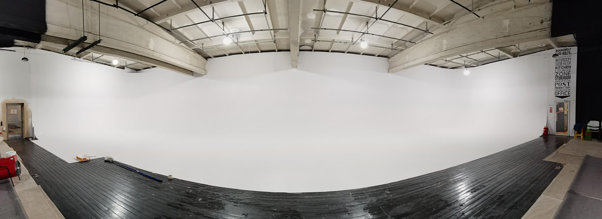 Традиційне оновлення підлоги великої білої циклорами перед наступним сезоном