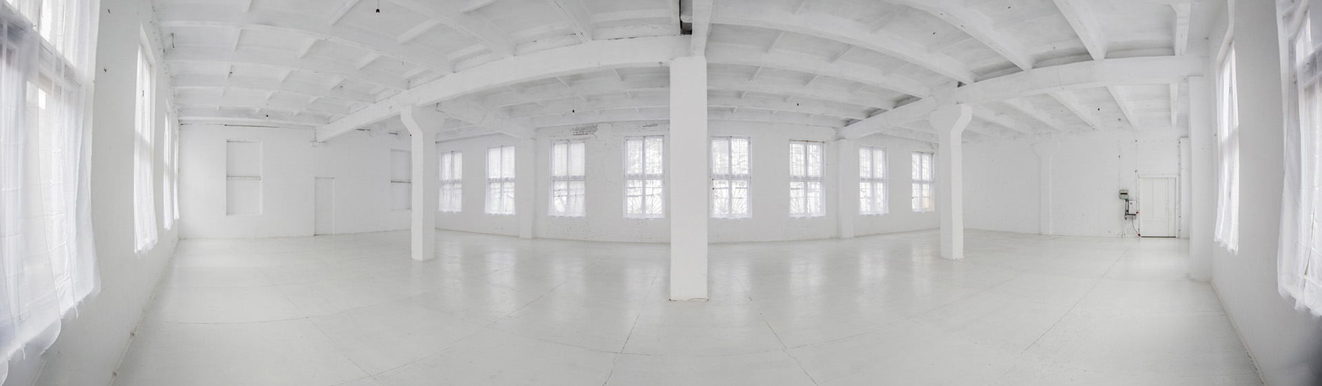 Білий знімальний павільйон з колонами та панорамними вікнами в SP Studio Industrial Space на Подолі