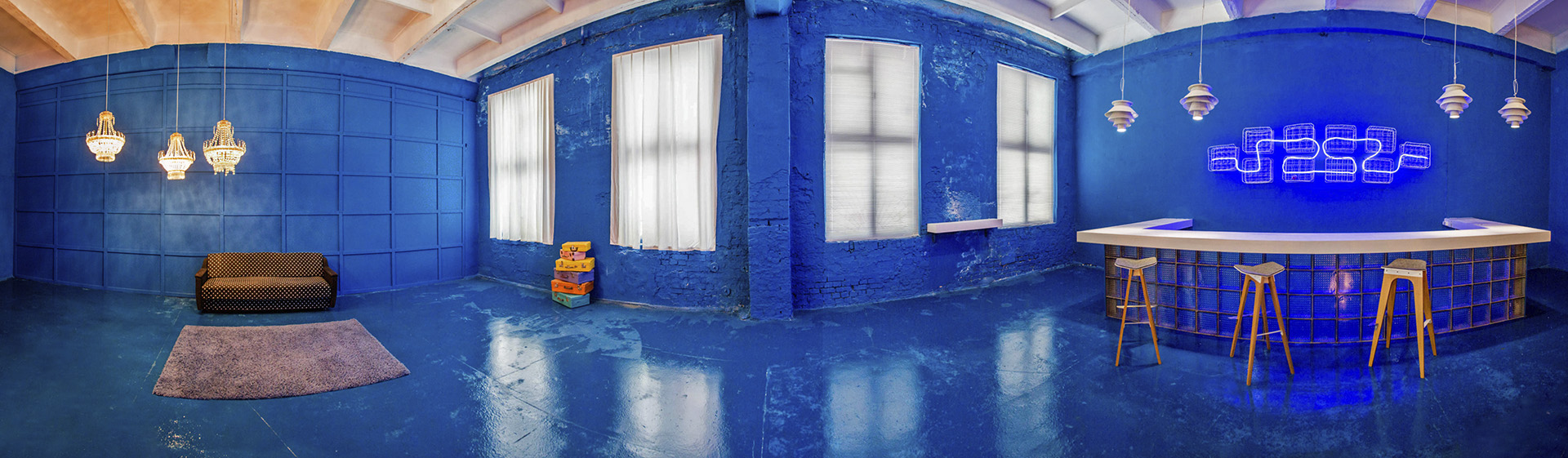 Атмосферна локація для відеозйомок у синьому кольорі RAL 5017 з великою барною стійкою