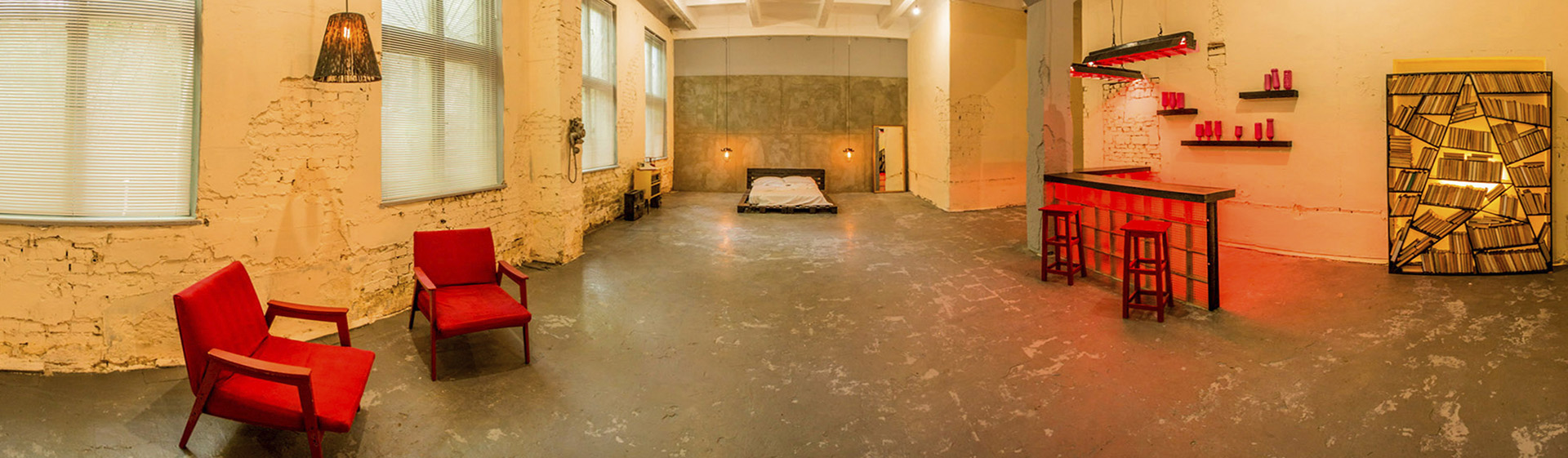 Інтер'єрна локація Лофт з цегляними стінами, жалюзі та боксерською грушею для зйомок кліпів та реклами