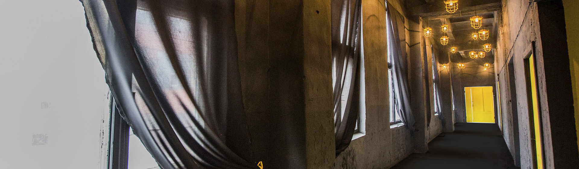 Дизайнерський знімальний простір-коридор, що поєднує павільйони SP Studio на Соляній