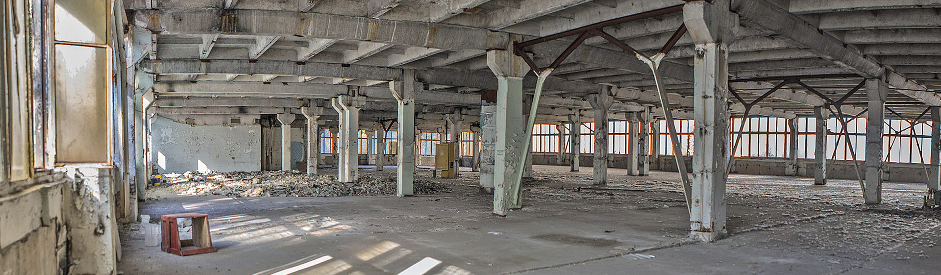 Гігантський виробничий простір з колонами для масштабних кінозйомок у хабі SP Studi