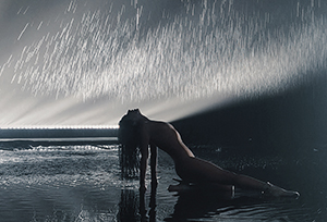 Злата Огнєвіч у воді | Робота з системою штучного дощу